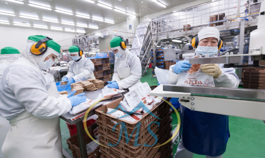 Hình mình hoạ việc làm đóng gói công việc - 10 ngành nghề xuất khẩu lao động nhật bản lương cao 2023